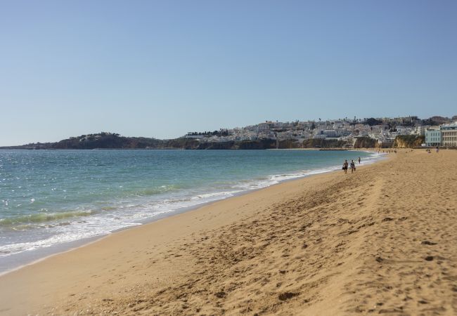 Apartamento en Albufeira - Apartamento en Albufeira con Balcón, Aparcamiento Privado 😎🅿️