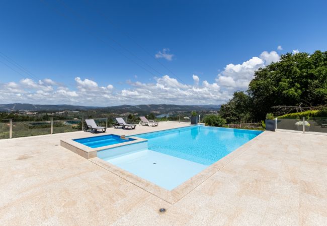 Villa en Crestuma - Crestuma Bright por Hopstays | Piscina con Vista al Río Duero
