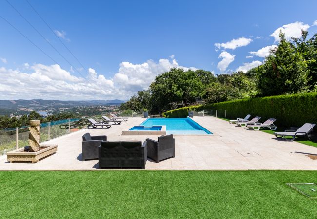 Villa à Crestuma - Crestuma Bright par Hopstays | Piscine avec Vue sur le Douro Villa à Crestuma - Crestuma Bright par Hopstays | Piscine avec Vue sur le Douro