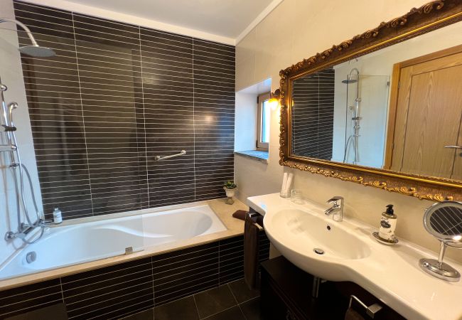 Villa à Gouvães do Douro - Maison Gouvães par Hopstays | Piscine & Vue sur le Douro Villa à Gouvães do Douro - Maison Gouvães par Hopstays | Piscine & Vue sur le Douro