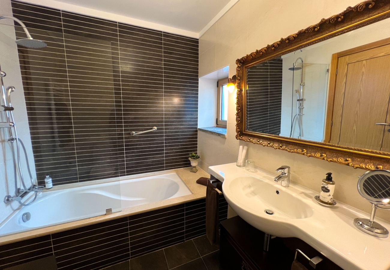 Villa à Gouvães do Douro - Maison Gouv&atilde;es par Hopstays | Piscine & Vue sur le Douro