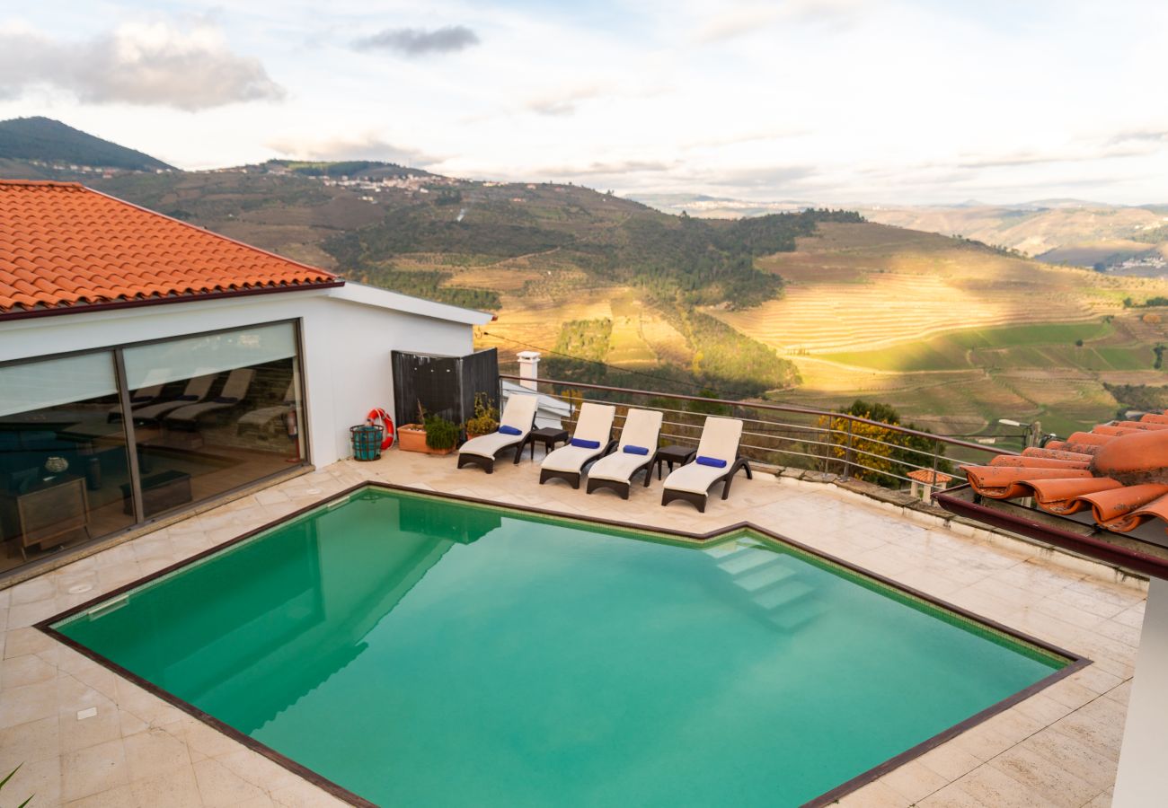 Villa à Gouvães do Douro - Maison Gouv&atilde;es par Hopstays | Piscine & Vue sur le Douro