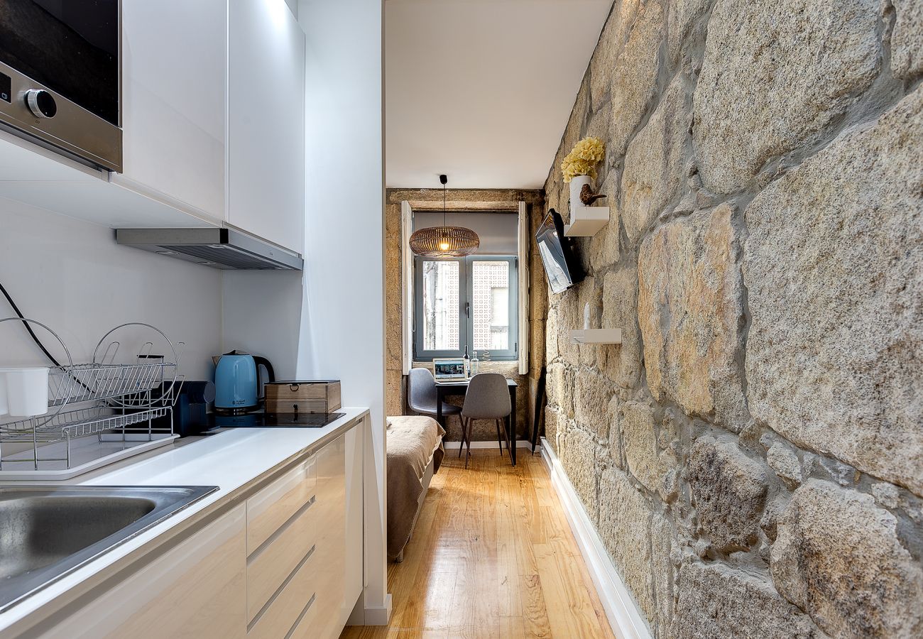 Cozinha equipada num estúdio com terraço no Porto