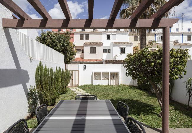 Jardim com mesa em apartamento no centro de Vilamoura