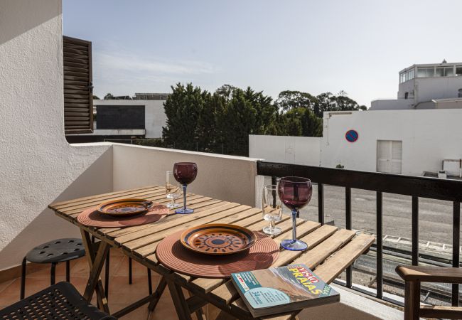 Terraço com mesa numa casa de férias em Albufeira 