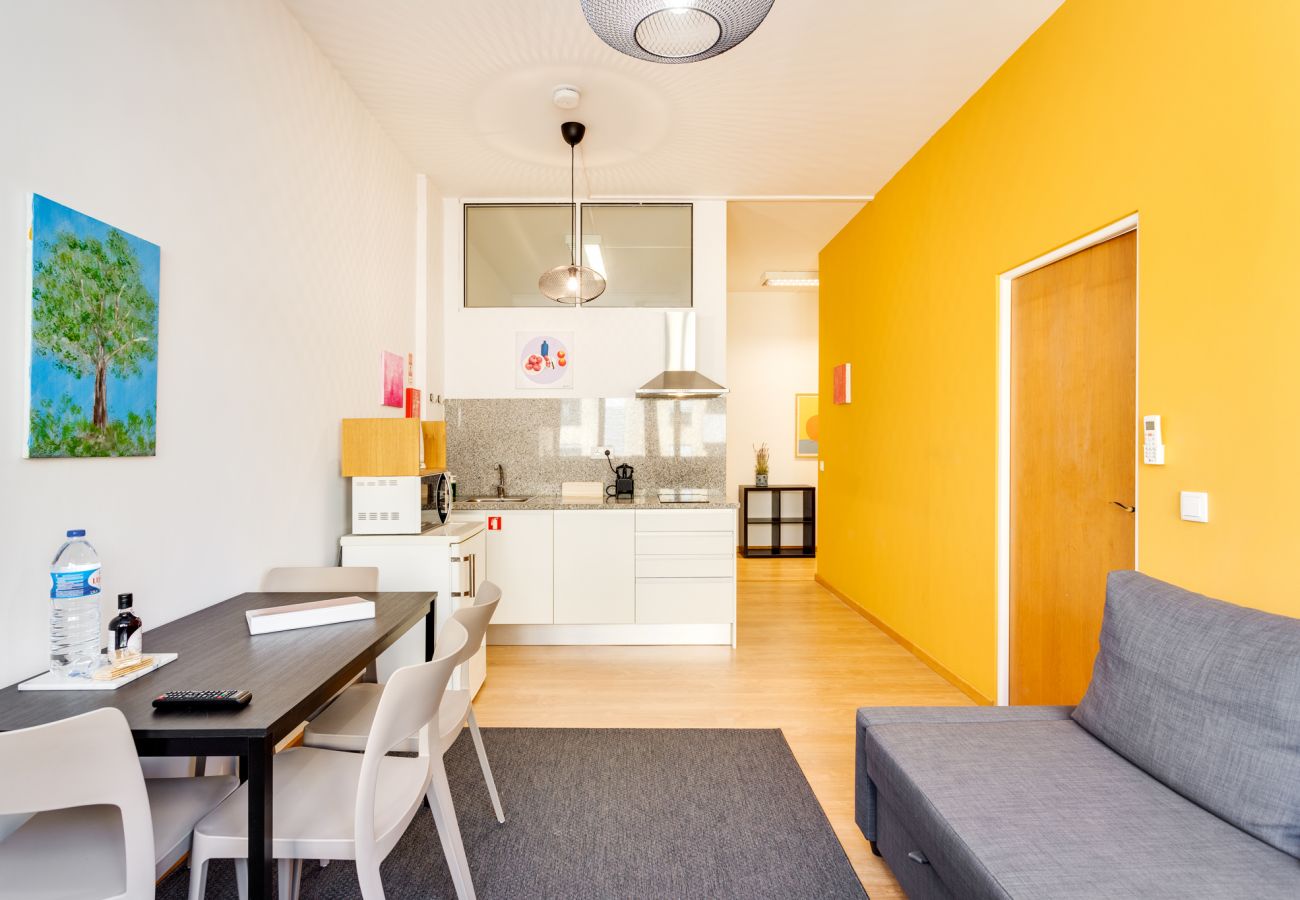 Sala de estar num apartamento com Sofá no centro do Porto
