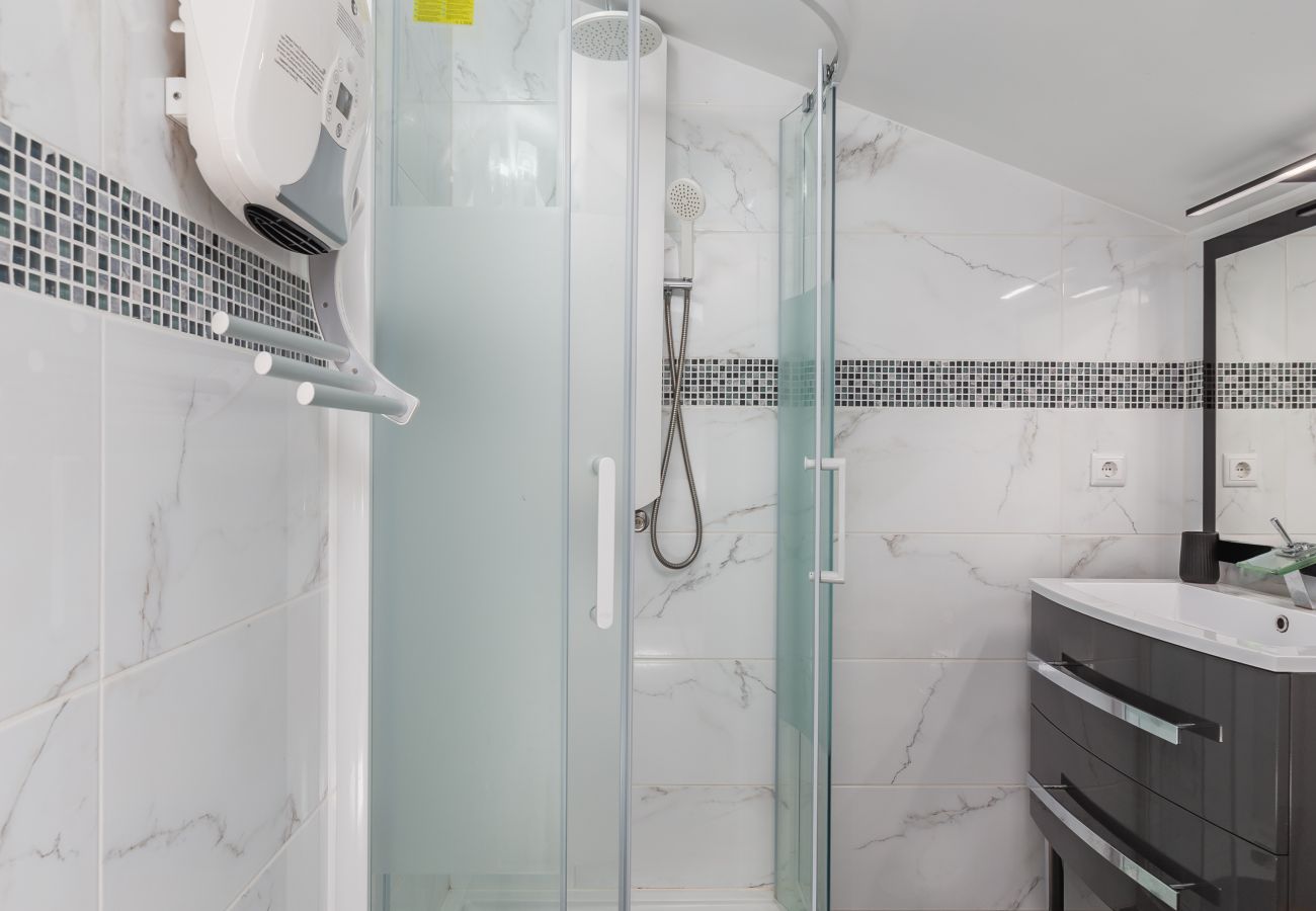 Villa em Crestuma - Crestuma Bright por Hopstays | Piscina com Vista para o Douro