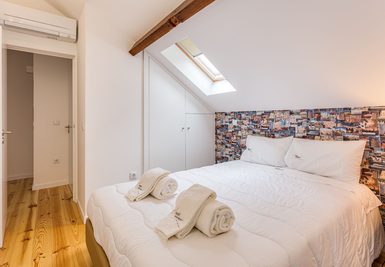 Bedroom with sheets and towels 