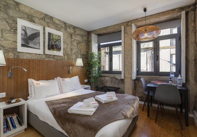 Double bedroom in a studio with terrace in Porto