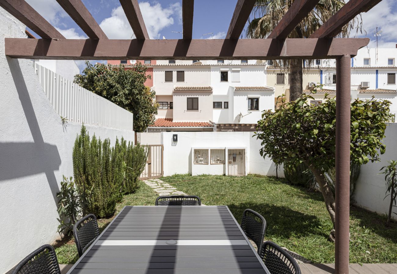 Garden with table in flat in the centre of Vilamoura