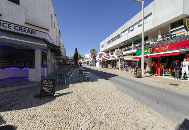 Apartment in Albufeira - Albufeira Apartment with Balcony, Private Parking 😎🅿️
