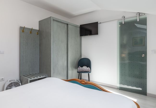 Villa in Crestuma - Crestuma Bright by Hopstays | Pool with Douro River View Villa in Crestuma - Crestuma Bright by Hopstays | Pool with Douro River View