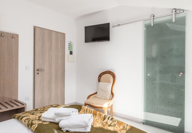 Villa in Crestuma - Crestuma Bright by Hopstays | Pool with Douro River View Villa in Crestuma - Crestuma Bright by Hopstays | Pool with Douro River View