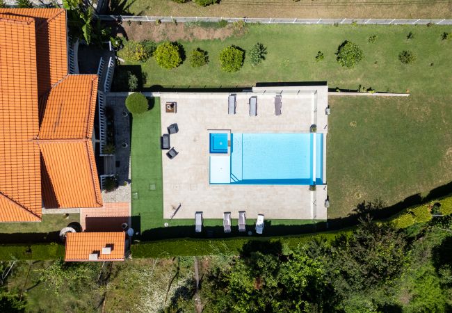Villa in Crestuma - Crestuma Bright by Hopstays | Pool with Douro River View Villa in Crestuma - Crestuma Bright by Hopstays | Pool with Douro River View