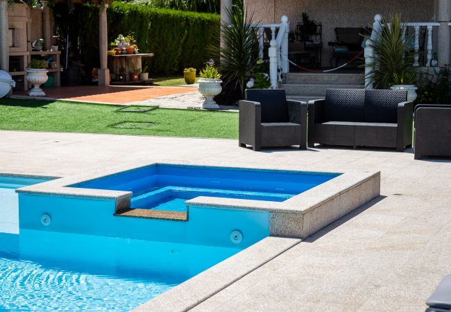 Villa in Crestuma - Crestuma Bright by Hopstays | Pool with Douro River View Villa in Crestuma - Crestuma Bright by Hopstays | Pool with Douro River View