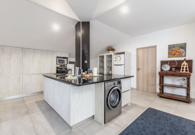 Villa in Crestuma - Crestuma Bright by Hopstays | Pool with Douro River View Villa in Crestuma - Crestuma Bright by Hopstays | Pool with Douro River View