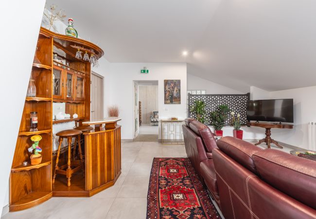 Villa in Crestuma - Crestuma Bright by Hopstays | Pool with Douro River View Villa in Crestuma - Crestuma Bright by Hopstays | Pool with Douro River View