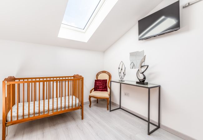 Villa in Crestuma - Crestuma Bright by Hopstays | Pool with Douro River View Villa in Crestuma - Crestuma Bright by Hopstays | Pool with Douro River View