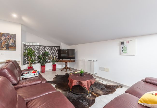 Villa in Crestuma - Crestuma Bright by Hopstays | Pool with Douro River View Villa in Crestuma - Crestuma Bright by Hopstays | Pool with Douro River View