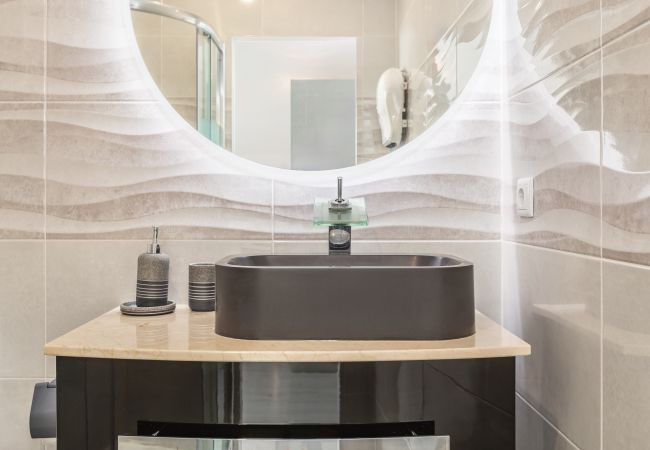 Villa in Crestuma - Crestuma Bright by Hopstays | Pool with Douro River View Villa in Crestuma - Crestuma Bright by Hopstays | Pool with Douro River View