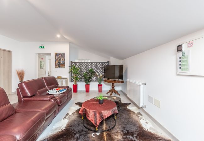 Villa in Crestuma - Crestuma Bright by Hopstays | Pool with Douro River View Villa in Crestuma - Crestuma Bright by Hopstays | Pool with Douro River View