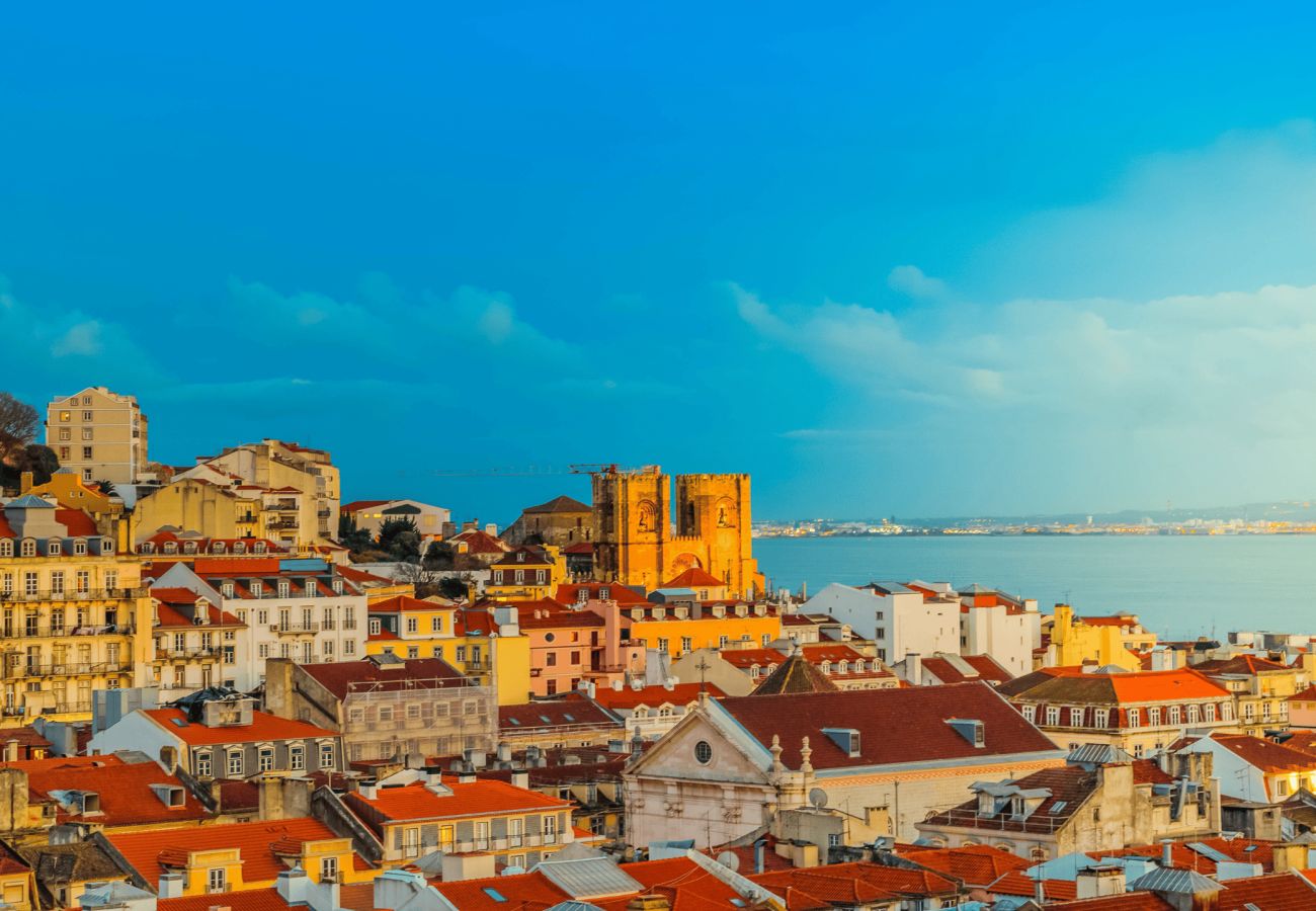Apartment in Lisbon - Casa do Beco: Arroios Heart & Castle Views