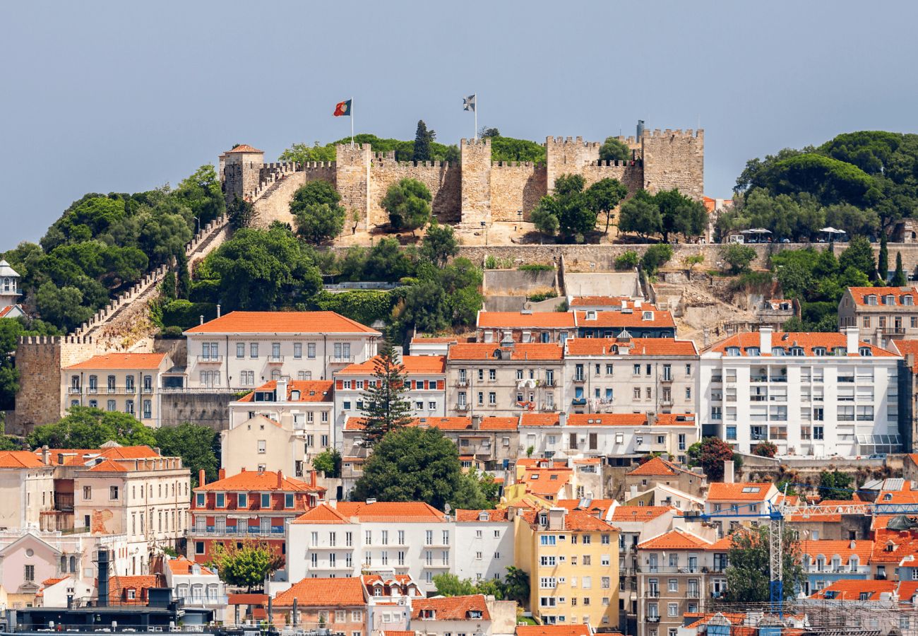 Apartment in Lisbon - Casa do Beco: Arroios Heart & Castle Views